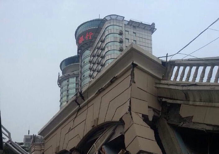 湖北一待拆大樓突然垮塌，萬向重物移動器進行大量搬運作業(yè)