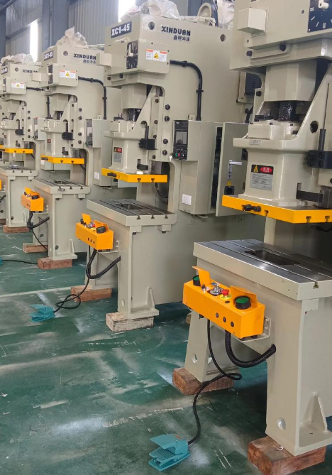 智能遙控電動(dòng)坦克搬運(yùn)車一一沖壓模具的高效轉(zhuǎn)運(yùn)